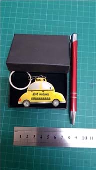 מחזיקי מפתחות סובלימציה בצורת מונית.